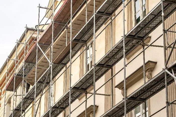 Ein Gerüst an einem Gebäude.